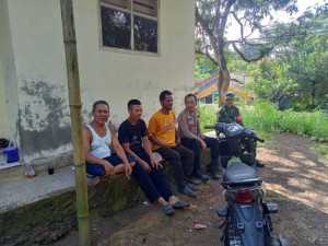 Bhabinkamtibmas dan Babinsa Polsek Tanjungsari Sambang Warga, Sampaikan Himbauan Kamtibmas