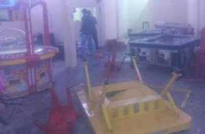 Wow! Emak-emak gerebek tempat judi dan hancurkan mesin judi