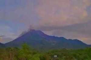 Gunung Merapi "batuk", waspadai bahaya guguran lava dan awan panas!