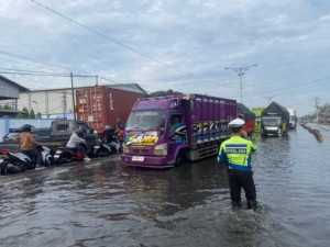 2 pria duel di tengah banjir Jalur Pantura Demak, ini kata polisi