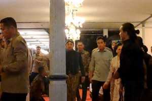 Melayat ke Keraton Solo, Gibran berdoa di depan jenazah Paku Buwono XIII
