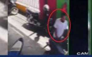 Terekam CCTV, maling motor tampak santai dan salami guru sebelum beraksi