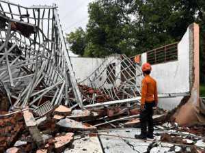 Hujan deras dan angin kencang, bangunan SMKN 1 Gunung Putri ambruk, 42 siswa jadi korban