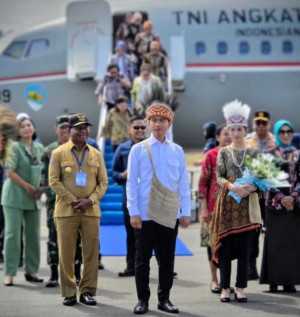 Kunker di Manokwari, Wapres Gibran disambut tarian tradisional Papua