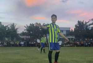 Wow! Wapres Gibran main sepakbola dan cetak hattrick di Manokwari
