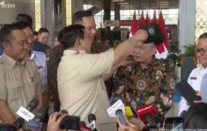 Buka topi Menhub saat bahas kereta, Prabowo: Ini juga mulai botak!