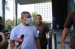 Gubernur Riau Abdul Wahid tiba di KPK usai terjaring OTT