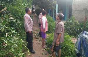 Polsek Kemang Polres Bogor Gerak Cepat Tangani Pohon Tumbang Akibat Hujan Deras dan Angin Kencang