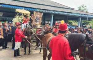 Prosesi pemakaman Raja Solo Pakubuwono XIII, jenazah diarak kereta khusus