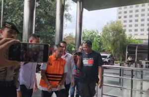 Diborgol dan pakai rompi oranye, begini penampakan Gubernur Riau Abdul Wahid siang ini