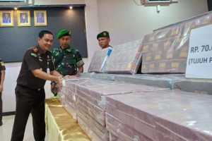 Kasus korupsi kolam Pelabuhan Tanjung Perak Surabaya, Kejari pamerkan uang sitaan Rp 70 Miliar