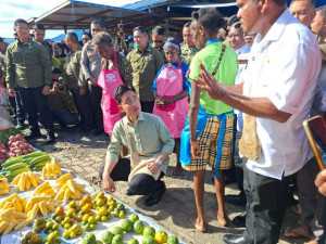 Pagi-pagi blusukan di Pasar Wosi Manokwari, Gibran borong jeruk 