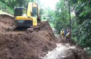 Longsor di Tanjungmedar, akses Sumedang-Subang lumpuh total