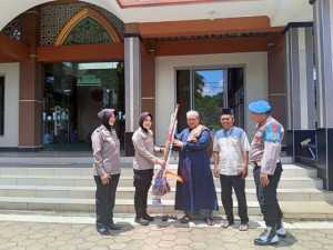 Polri Peduli Kebersihan Tempat Ibadah Polsek Kemang Jalin Silaturahmi Dan Berikan Alat Kebersihan Masjid AL- Mubarokah