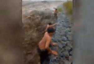 Viral! 3 Pemuda nekat mandi saat banjir lahar Semeru, begini nasibnya