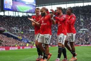 Saling berbalas gol di 'injury time', Tottenham vs Man United tuntas 2-2