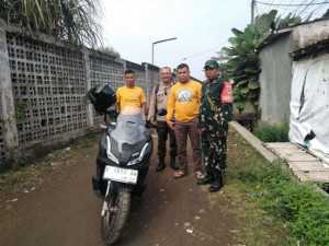 Sinergitas TNI-POLRI Bhabinkamtibmas dan Babinsa Sambang Warga di Desa Ciadeg Jaga Kondusifitas Wilayah