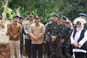 Sinergi Brimob dan Pemkab Sukabumi Dukung Ketahanan Pangan Lewat Bantuan Alsintan dan Penanaman Bibit Jagung