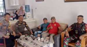 Sinergitas TNI-POLRI Bhabinkamtibmas dan Babinsa Sambang Warga di Cigombong Jaga Kondusifitas Kamtibmas