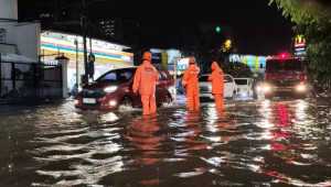 Sejumlah jalan di Surabaya tergenang banjir, banyak kendaraan mogok