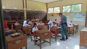 Dukung Program Pemerintah, Babinsa Kodim 1016/Palangka Raya Monitoring Pendistribusian MBG