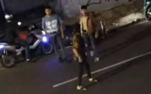 Viral! Sekelompok pria ngamuk dan todong senpi ke warga di Tebet