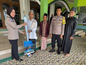 Pererat Silaturahmi, Polsek Kemang Berikan Bantuan Alat Kebersihan untuk Masjid Al-Ikhlas Desa Pabuaran