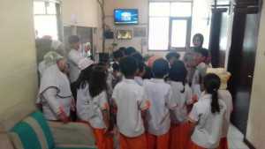 Polisi Sahabat Anak, Polsek Kemang Sambut Ceria Kunjungan Edukatif SD Madania