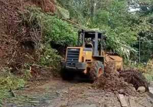 Longsor tutup Jalan Cigadog, akses 3 kecamatan di Cianjur lumpuh