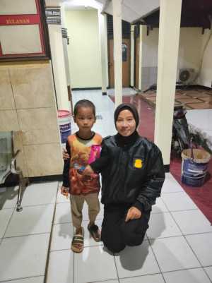 Polwan di Bogor Kembalikan Anak yang Hilang kepada Orang Tuanya