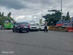 Panit Lantas Ciawi Pimpin Pengaturan Lalu Lintas Guna Kelancaran Arus Kendaraan