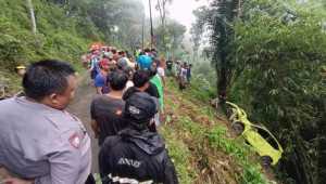Mobil terjun ke jurang sedalam 40 meter di Banyubiru