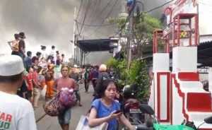 Kebakaran permukiman Jatipulo, Palmerah, dipicu kabel SUTET putus, 50 rumah hangus