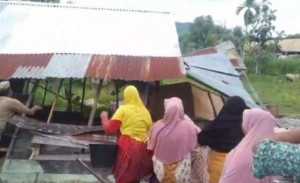 Aksi emak-emak robohkan rumah markas narkoba di Aceh Tenggara