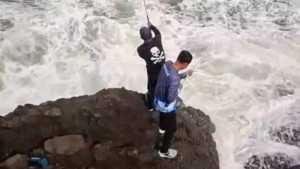 Ngeri! Detik-detik pemancing tergulung ombak di Sukabumi terekam kamera