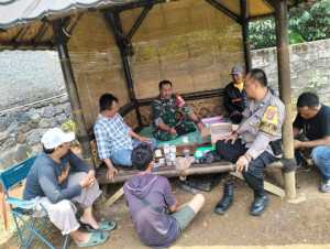 Sinergitas TNI-POLRI Bhabinkamtibmas dan Babinsa Sambangi Warga untuk Perkuat Kamtibmas di Cijeruk