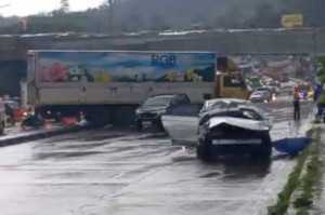 Kronologi truk tronton tabrak 4 mobil di Exit Tol Bawen