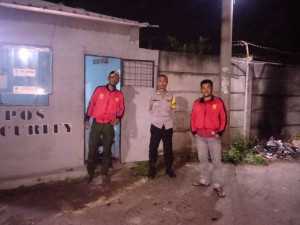 Bhabinkamtibmas Polsek Cisarua Polres Bogor Cek Pos Keamanan dan Sampaikan Pesan Kamtibmas kepada Warga