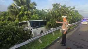 Laka maut 2 bus dan 1 minibus di Tol Cipali, 5 tewas