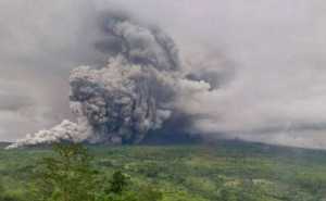 Gunung Semeru meletus dahsyat, semburkan awan panas dan lontaran batu pijar
