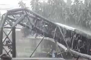 Hujan deras dan angin kencang di Bogor akibatkan rumah rusak hingga longsor