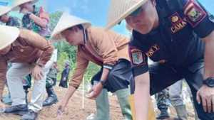 DPRD Kabupaten Sukabumi Apresiasi Brimob atas Penyaluran Alsintan dan Benih Jagung kepada Kelompok Tani di Cibodas