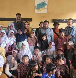 DPRD Kabupaten Sukabumi Salurkan 100 Pasang Sepatu untuk Siswa Terdampak Banjir Bandang