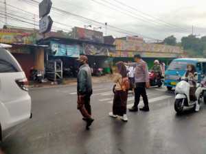 Anggota Polsek Ciampea Polres Bogor Laksanakan Pengaturan Lalu Lintas Pagi Hari