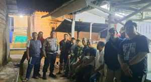 Bhabinkamtibmas Polsek Ciampea Lakukan Kontrol Perugas Ronda MAlam Untuk Sampaikan Pesan Kamtibmas