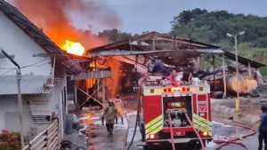 Kebakaran hebat! Gudang oli di Gunung Putri Bogor dilahap jago merah