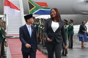 Gibran disambut Menteri Energi Afrika Selatan dan tarian Pantsula saat tiba di Johannesburg