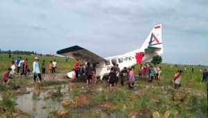 Viral! Pesawat jatuh di persawahan Karawang Jabar