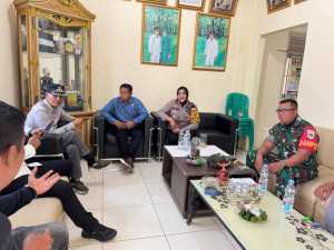 Kapolsek Dramaga Laksanakan Program Jumat Curhat, Dengarkan Aduan Keluh Kesah Warga Masyarakat Kecamatan Dramaga