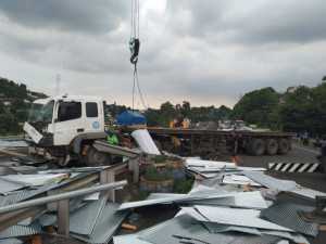 Diduga truk tronton rem blong picu kecelakaan beruntun di Tol Semarang, dua orang tewas